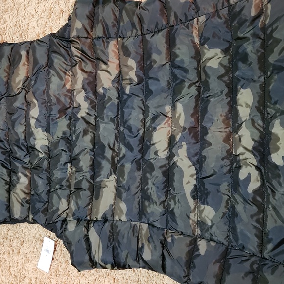 NWT Old Navy Green Camouflage Puffer Vest Womans Size Medium - Picture 5 of 6